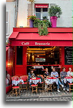 Oglądanie przechodniów::Montmartre, Paryż, Francja::