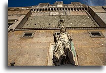 Anioł autorstwa Raffaello::Zamek Świętego Anioła. Rzym, Włochy::