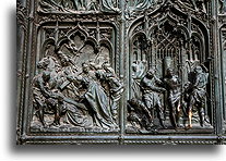 Drzwi z płaskorzeźbami::Katedra w Mediolanie, Włochy::