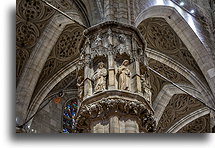 Kolumny ozdobione posągami::Katedra w Mediolanie, Włochy::