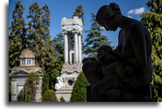 Kobieta z dzieckiem::Cmentarz Monumentalny, Mediolan, Włochy::