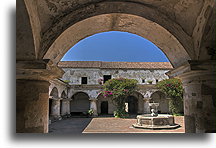 Dziedziniec klasztoru kapucynek::Antigua Guatemala, Gwatemala::