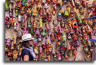 Drewniane maski::Antigua Guatemala, Gwatemala::