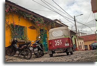 Brukowana ulica #1::Flores, Gwatemala::