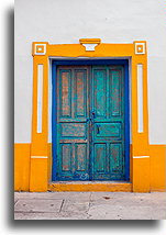 Niebieskie podwójne drzwi::Flores, Gwatemala::