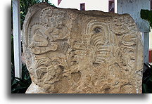 Ocalały fragment steli Majów #2::Flores, Gwatemala::