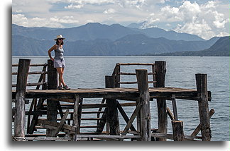 Drewniany pomost::Jezioro Atitlán, Gwatemala::