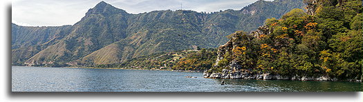 Góry nad jeziorem::Jezioro Atitlán, Gwatemala::