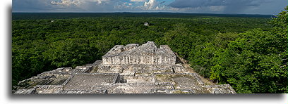 Pałac na szczycie piramidy::Calakmul, Campeche, Meksyk::