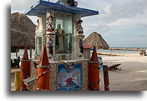 Kapliczka na plaży::Wyspa Holbox, Quintana Roo, Meksyk::