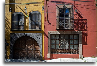 Fantazyjne kraty okienne::San Miguel de Allende, Guanajuato, Meksyk::