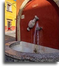Fontanna na rogu::San Miguel de Allende, Guanajuato, Meksyk::
