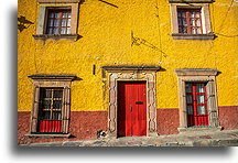 Czerwone drzwi z oknami::San Miguel de Allende, Guanajuato, Meksyk::