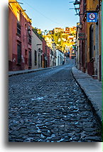Brukowana uliczka::San Miguel de Allende, Guanajuato, Meksyk::