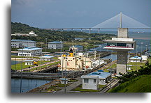 Statek towarowy wewnątrz śluzy::Śluzy Agua Clara, Panama::