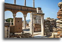 Boczne wejście do Bazyliki::Bazylika św. Jana, Efez, Turcja::