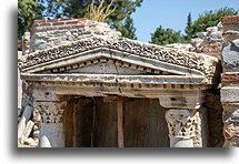 Grób w bocznej nawie::Bazylika św. Jana, Efez, Turcja::