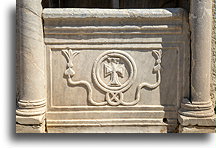 Grób z bizantyjskim krzyżem::Bazylika św. Jana, Efez, Turcja::