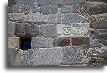 Herb na ścianie #1::Zamek św. Piotra, Bodrum, Turcja::