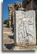 Płaskorzeżba bohatera z baranem::Efez, Turcja::