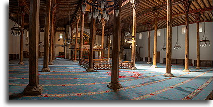 Wnętrze z kwadratowym dołem::Meczet Esrefoglu, Turcja::