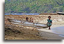Dziewczynki w łódce::Wyspa Malakula, Vanuatu, Południowy Pacyfik::