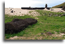 Przewrócony moai z Anakena::Wyspa Wielkanocna::