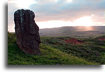 Moai patrzący na zachód słońca::Wyspa Wielkanocna::