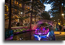 Oświetlona łódka #2::San Antonio, Texas, USA::